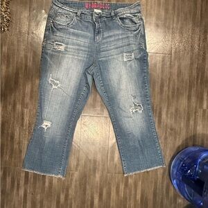 Hydraulic Distressed Capri Jeans w/ Stretch. Very Flattering!